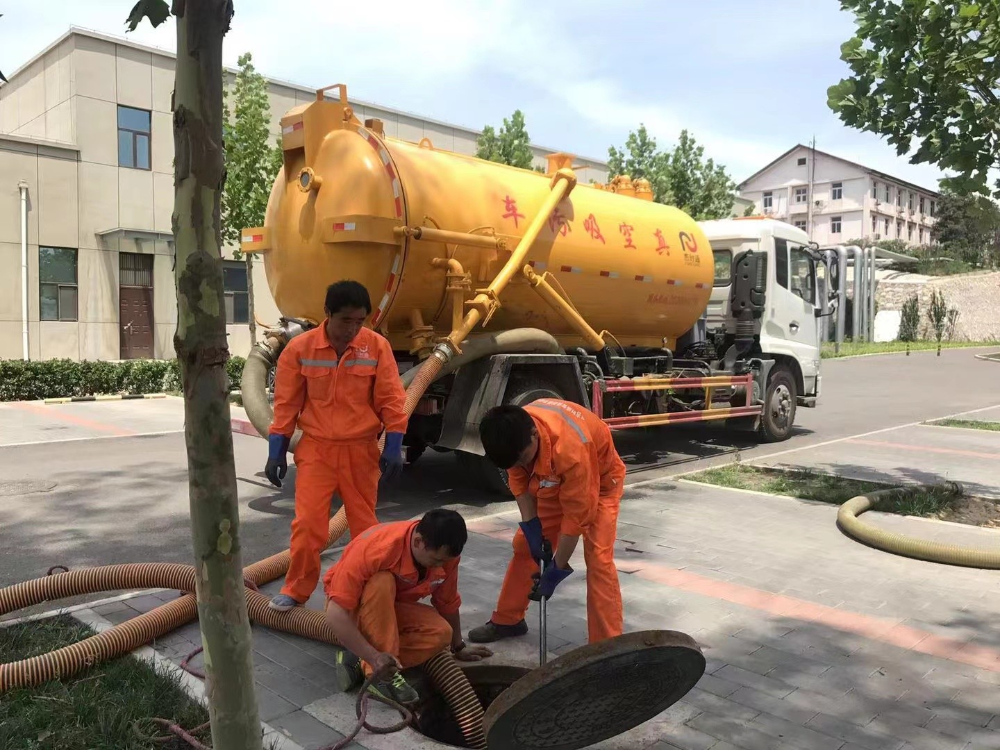 喜德管道疏通车停在窨井附近