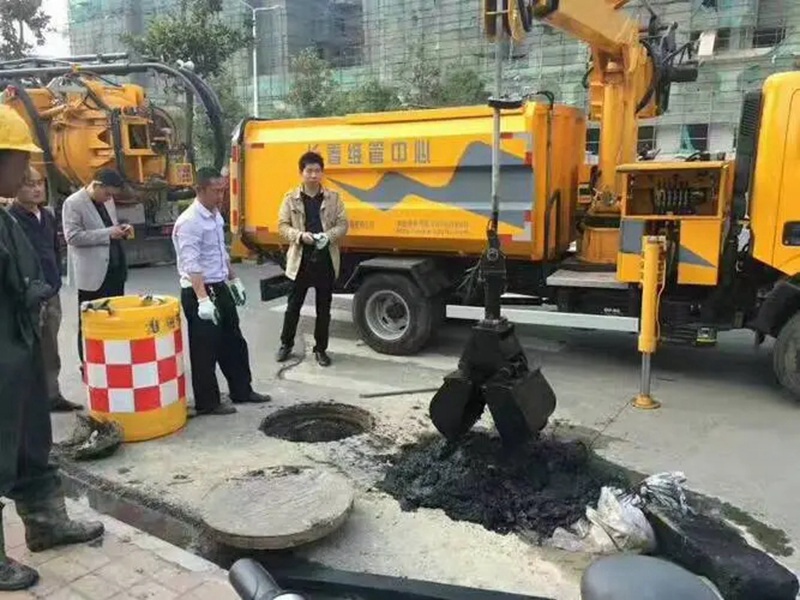 喜德街道：网格员化身“清道夫”，为民解忧疏通“堵心”化粪池