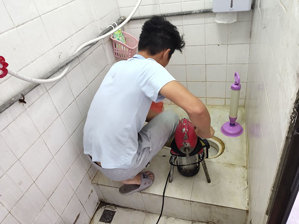 喜德肥皂掉到马桶里把马桶堵住了怎么办？马桶堵住了怎么办