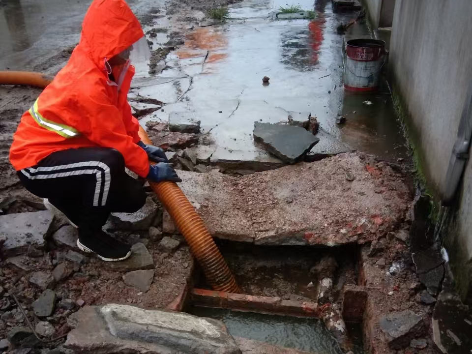 喜德专业清理污水池 炜誉市政以规范流程守护城市 “肠道”