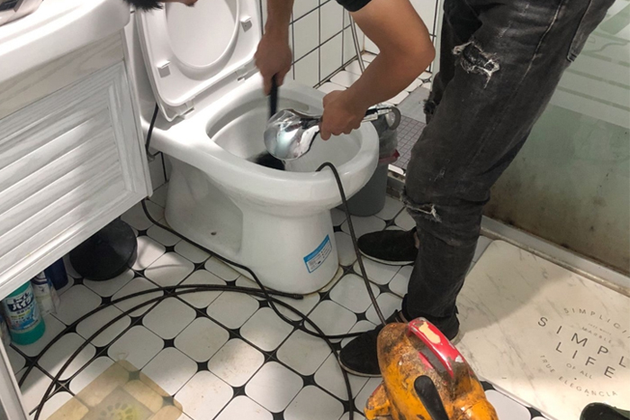 喜德马桶堵塞自己疏通还是找师傅？专业上门服务让你省时更省心